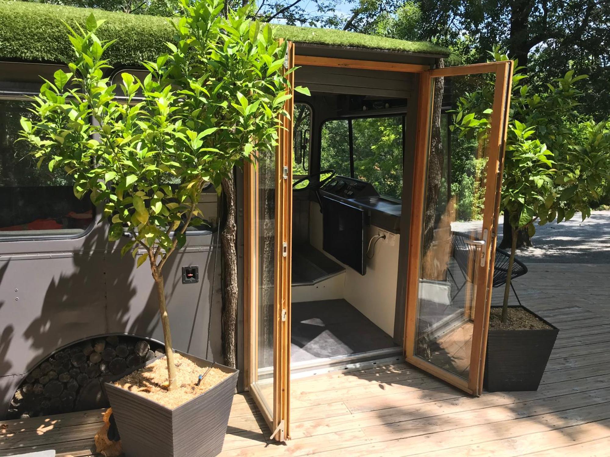 Bus Atypique Au Bord Du Canal Du Midi Et Au Coeur D'Une Foret 2 Chambres Villepinte  Dış mekan fotoğraf