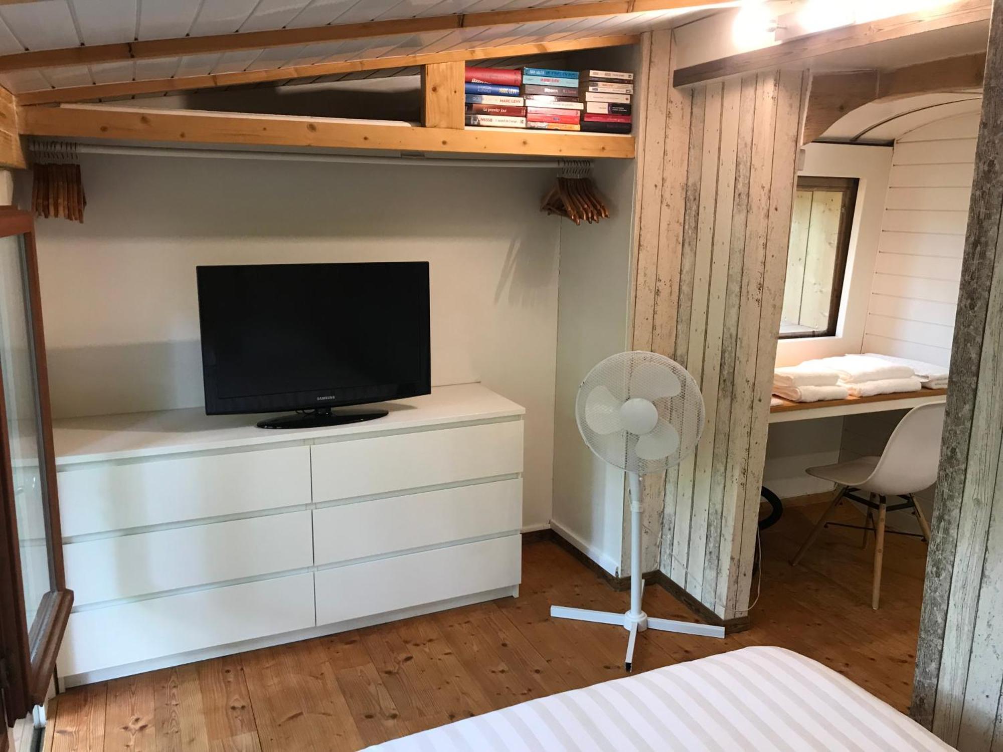 Bus Atypique Au Bord Du Canal Du Midi Et Au Coeur D'Une Foret 2 Chambres Villepinte  Dış mekan fotoğraf
