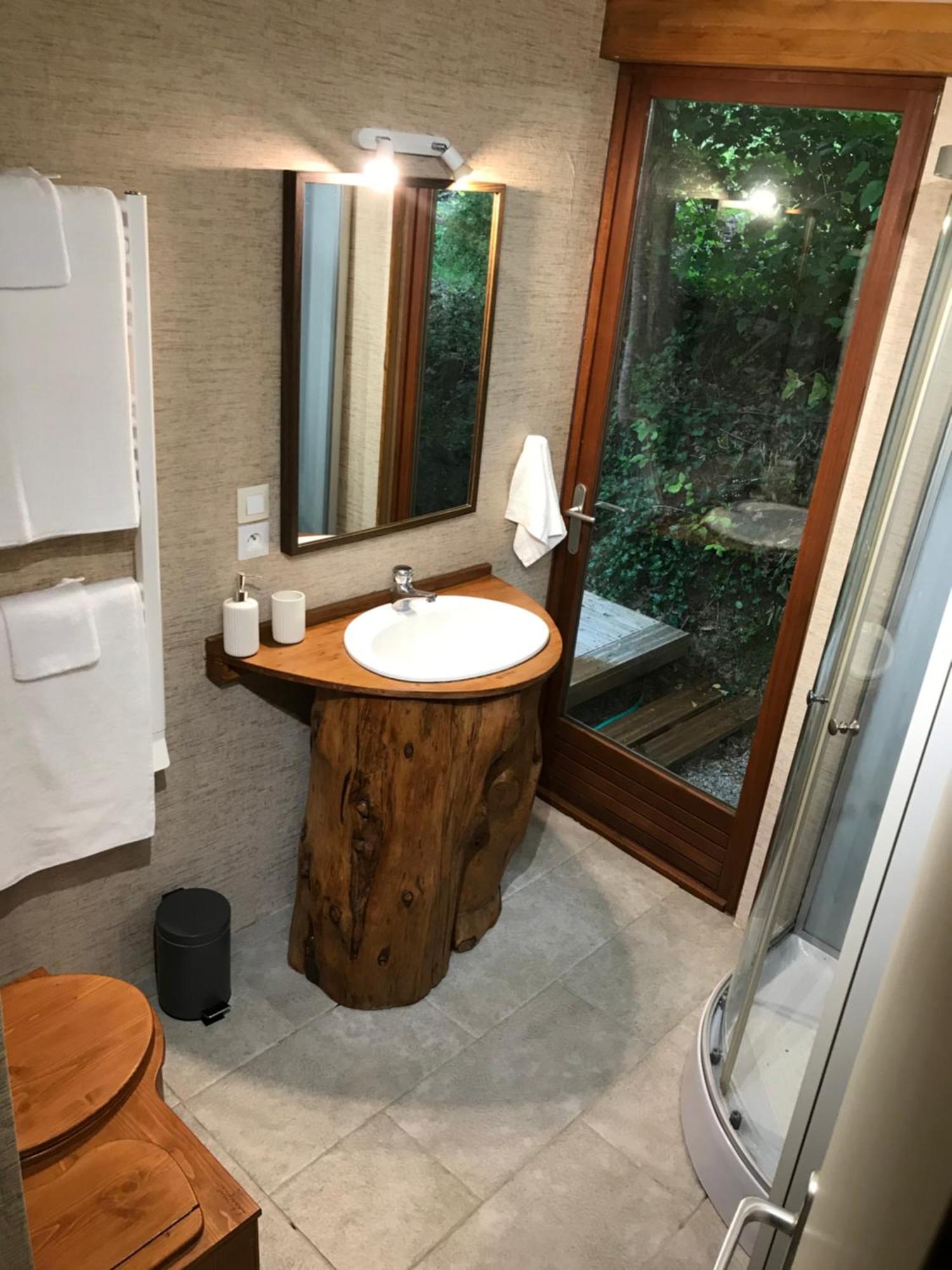 Bus Atypique Au Bord Du Canal Du Midi Et Au Coeur D'Une Foret 2 Chambres Villepinte  Dış mekan fotoğraf